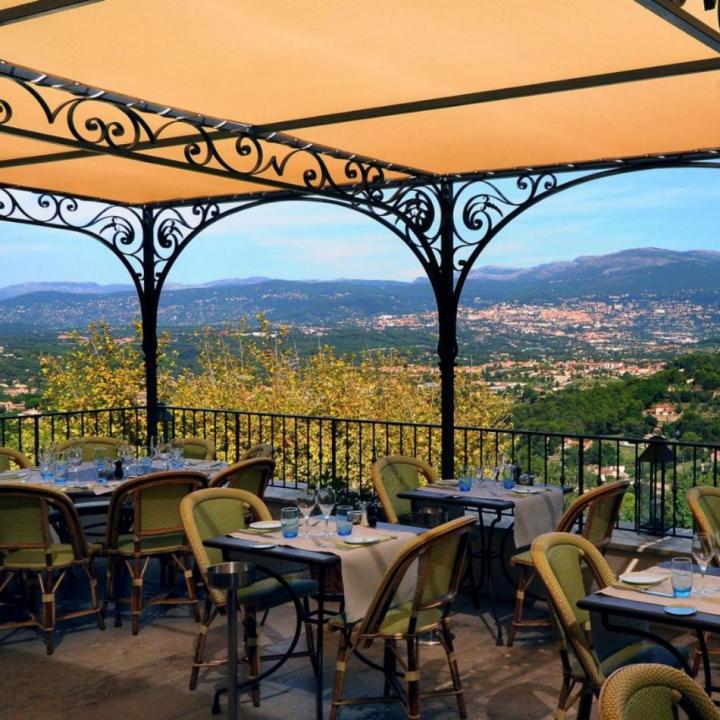 Venez savourer vos plats préférés sur notre terrasse avec vue panoramique.
